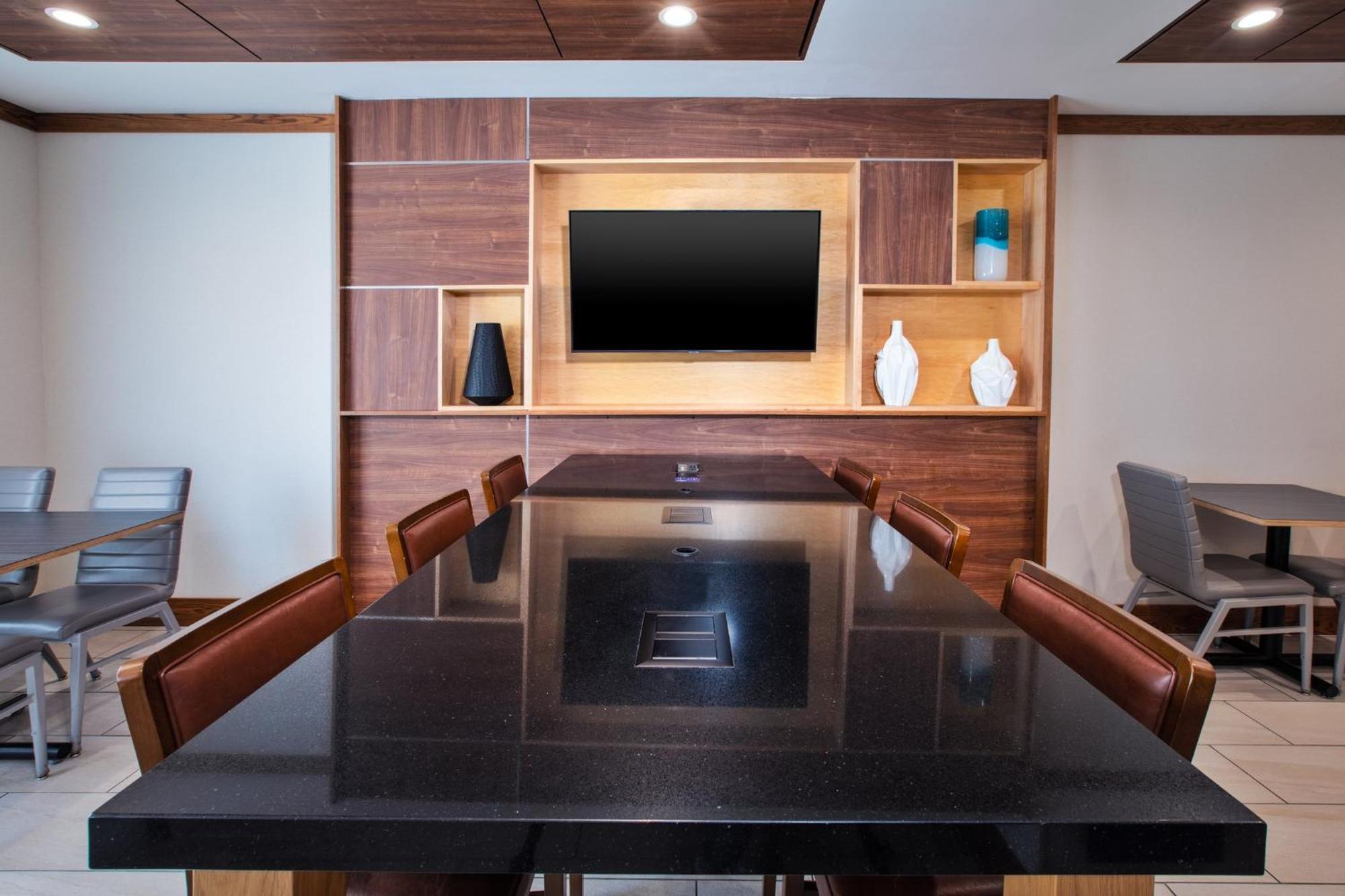 Holiday Inn Express & Suites Buffalo, An Ihg Hotel Εξωτερικό φωτογραφία